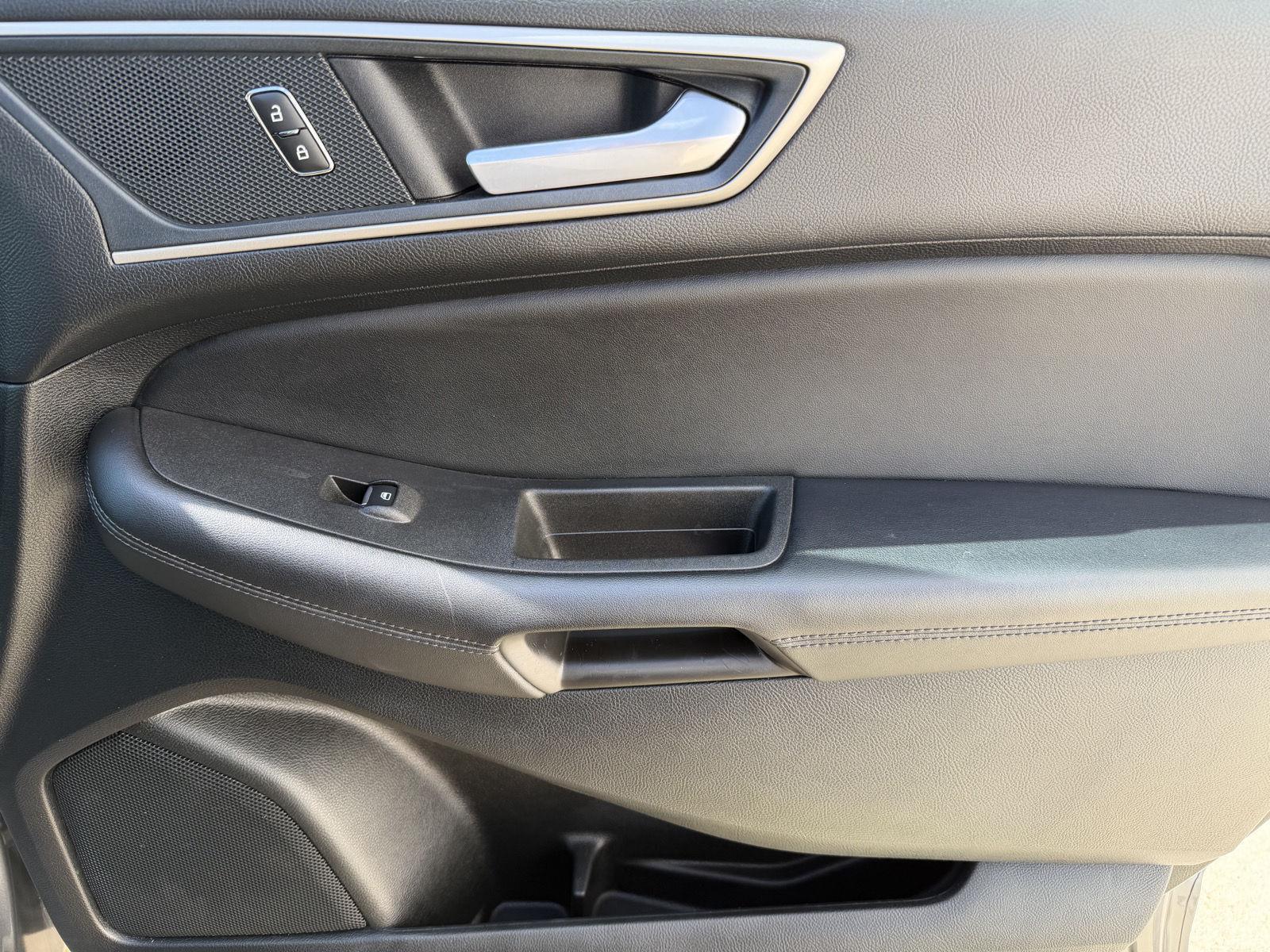 Vehicle photo 15