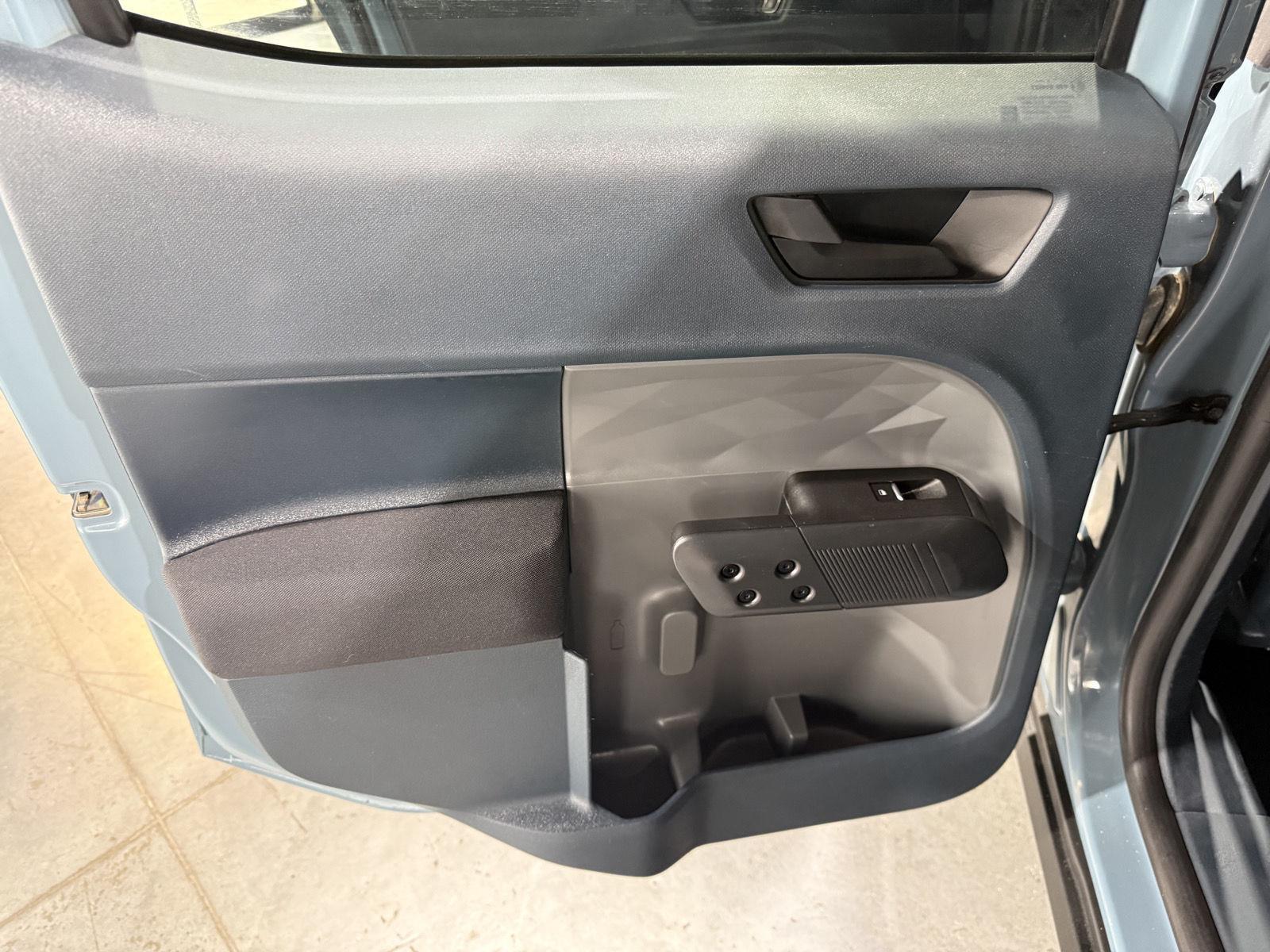 Vehicle photo 23