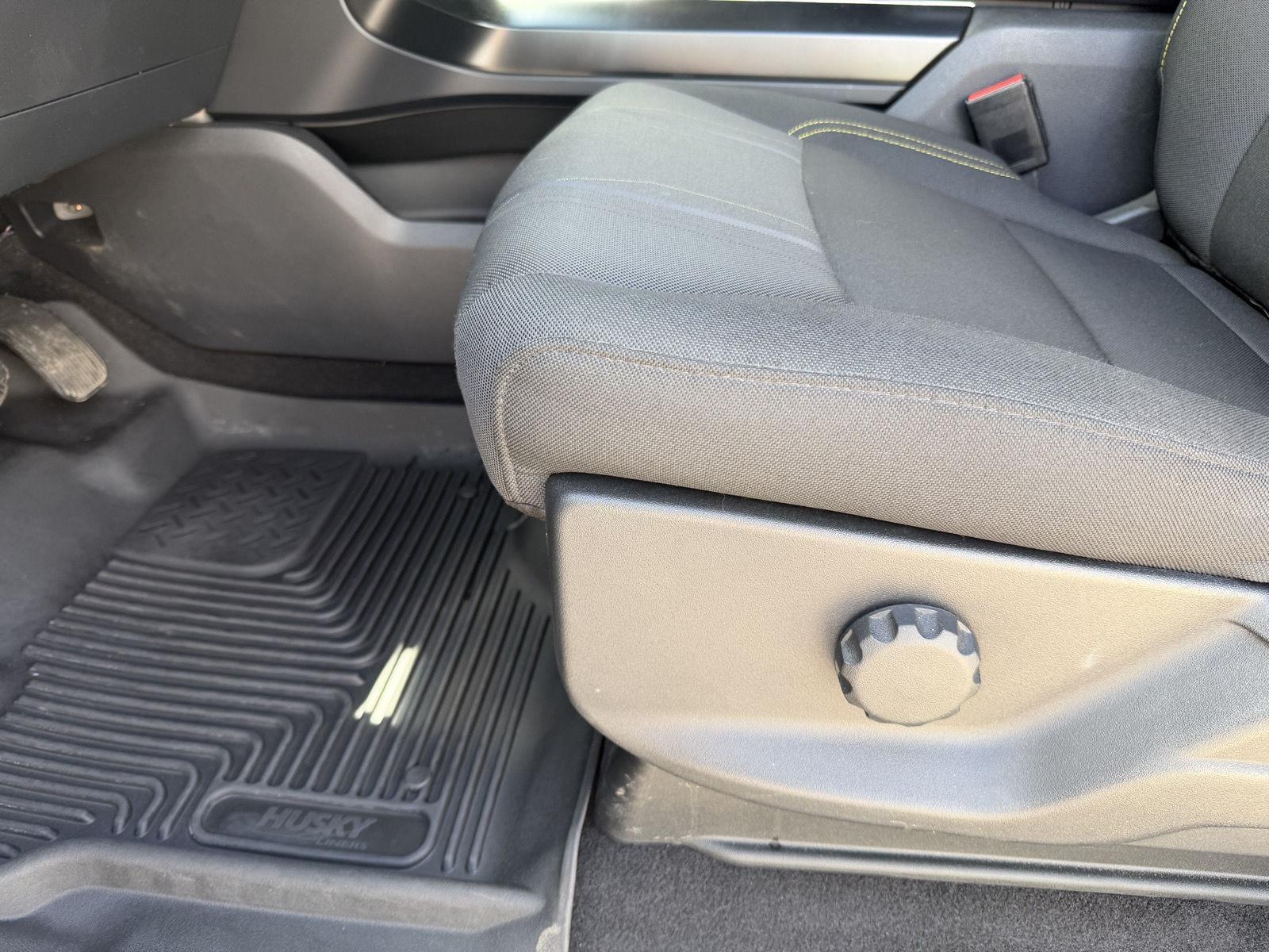 Vehicle photo 12