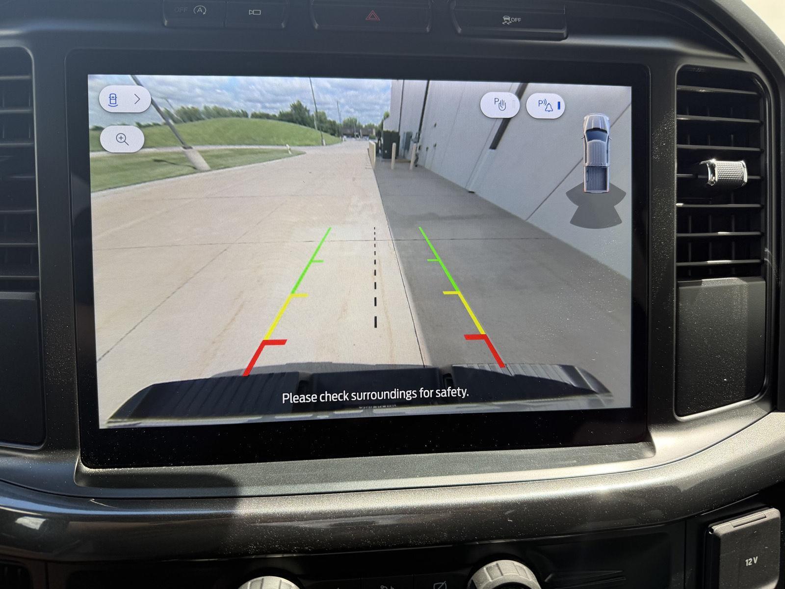 Vehicle photo 23