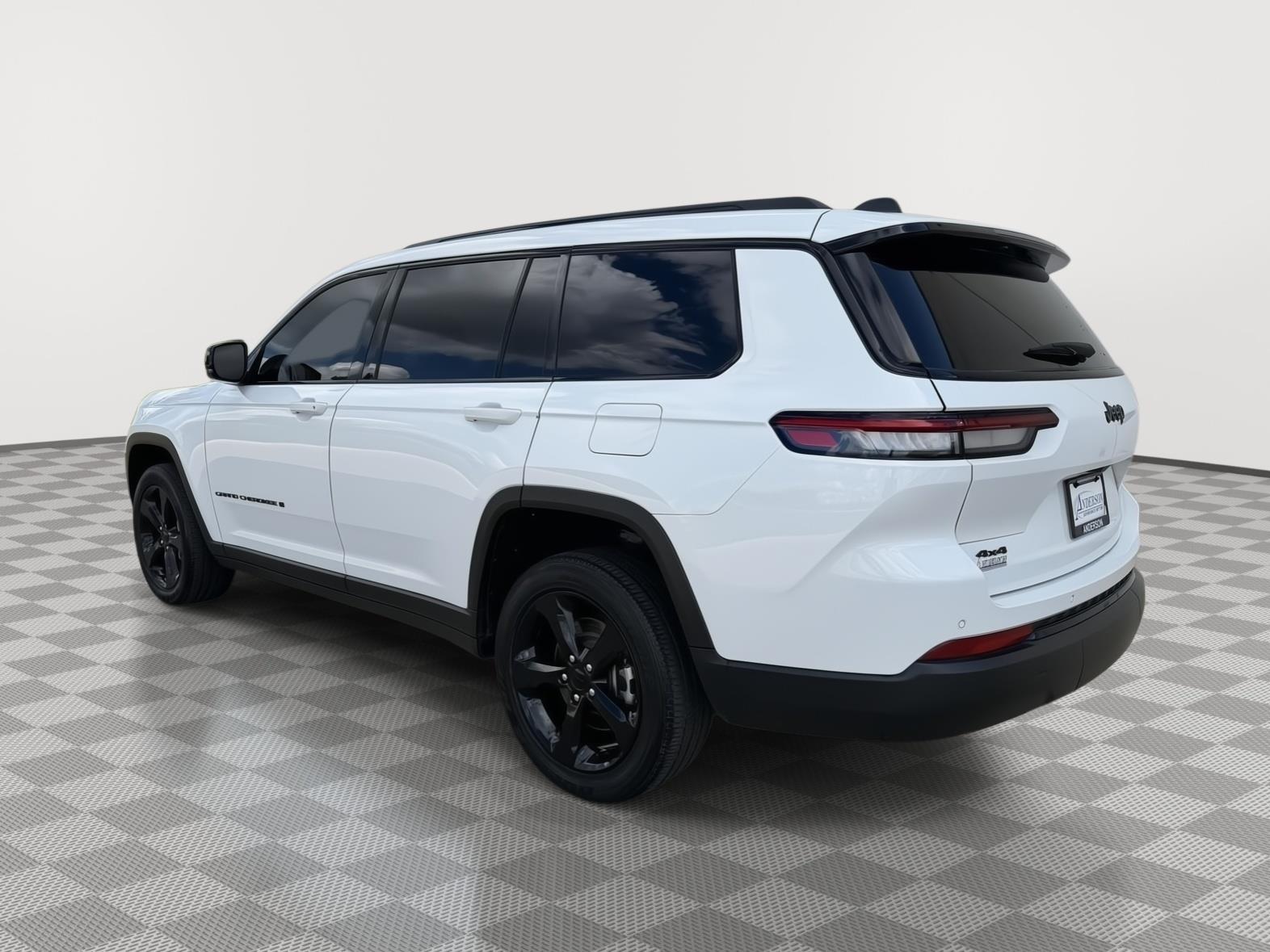 Vehicle photo 7