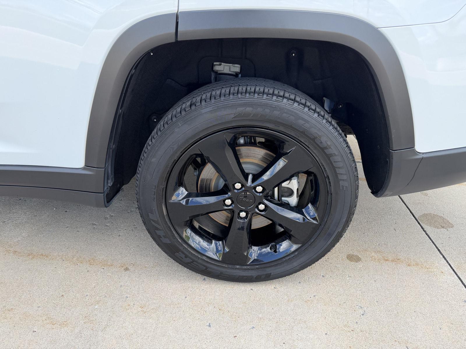 Vehicle photo 9