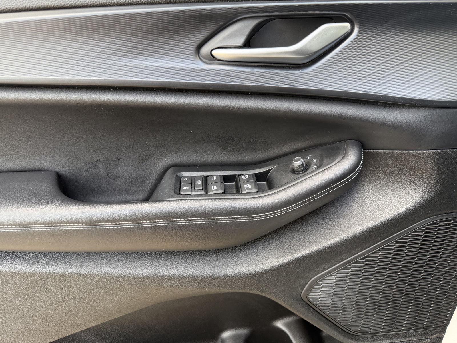 Vehicle photo 10