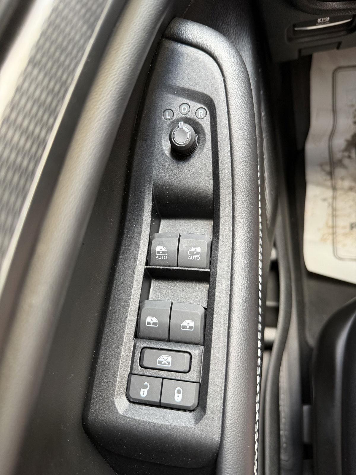 Vehicle photo 11