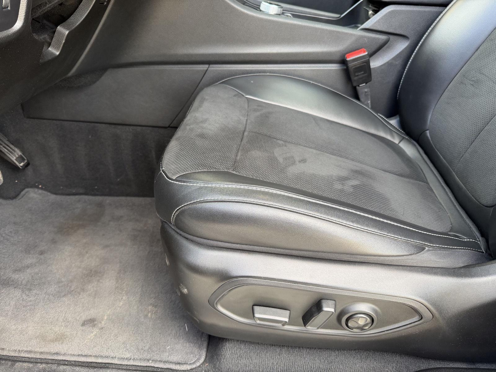 Vehicle photo 12