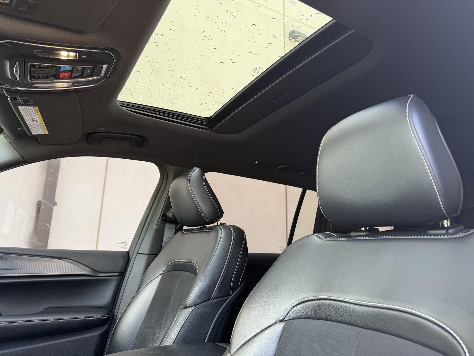 Vehicle photo 14