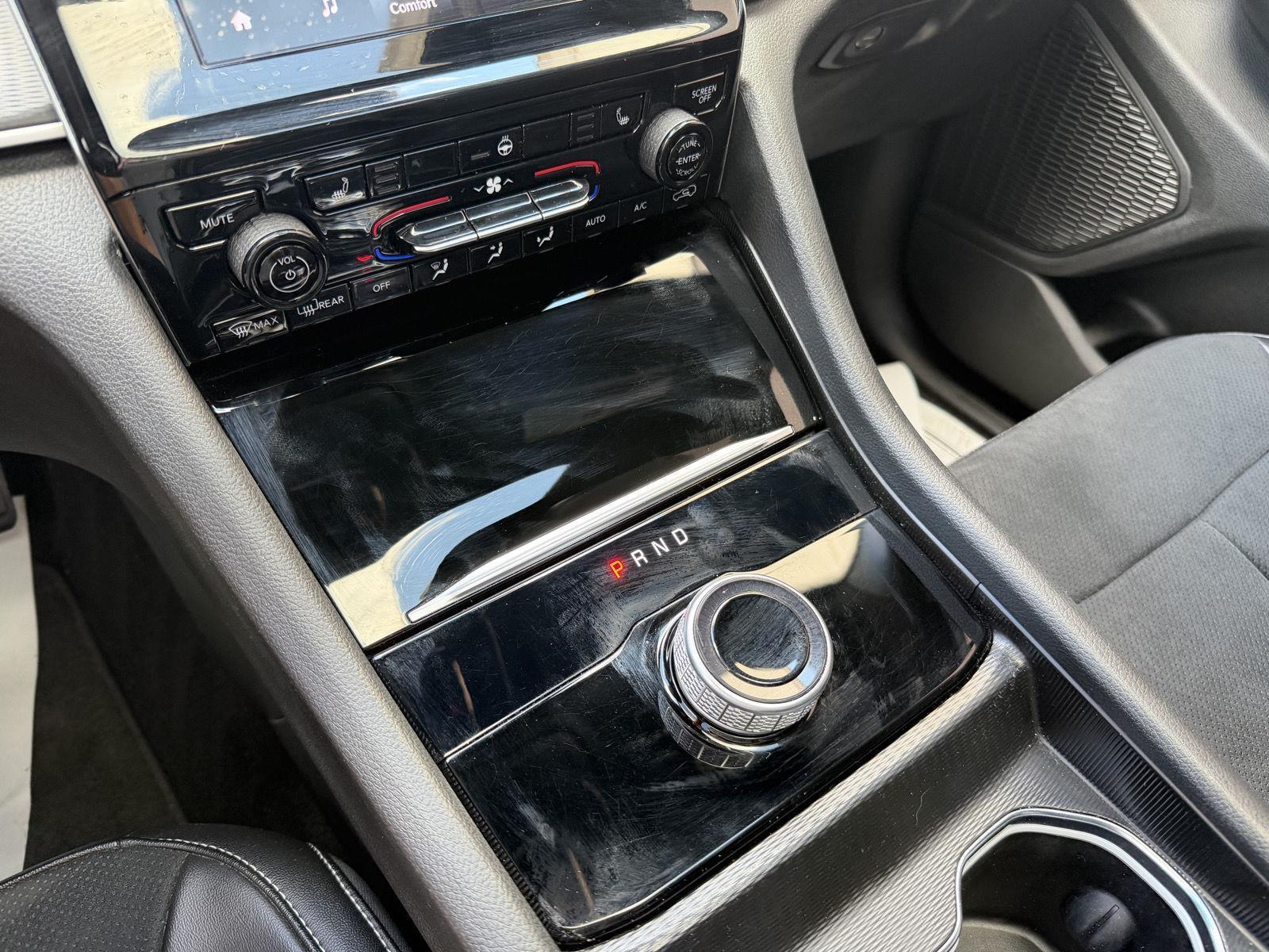 Vehicle photo 23