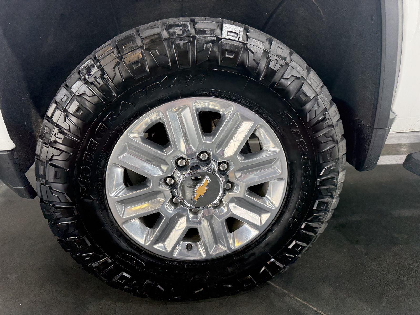 Vehicle photo 12