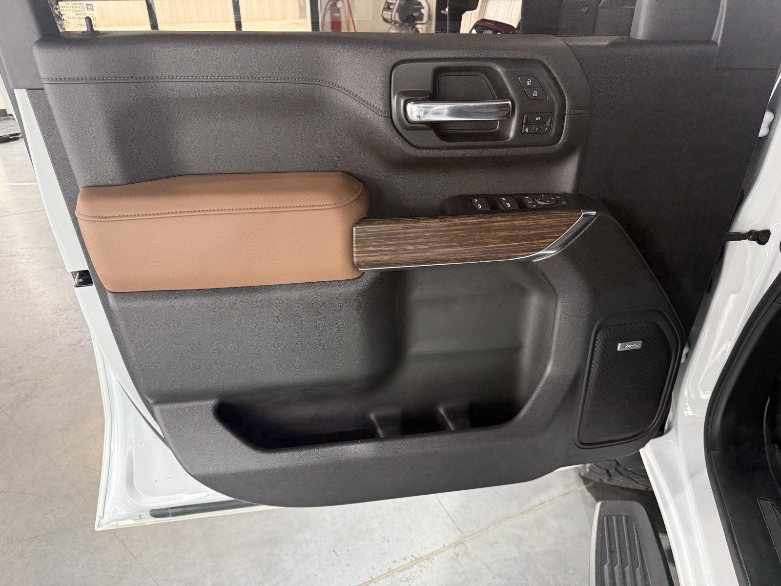 Vehicle photo 24