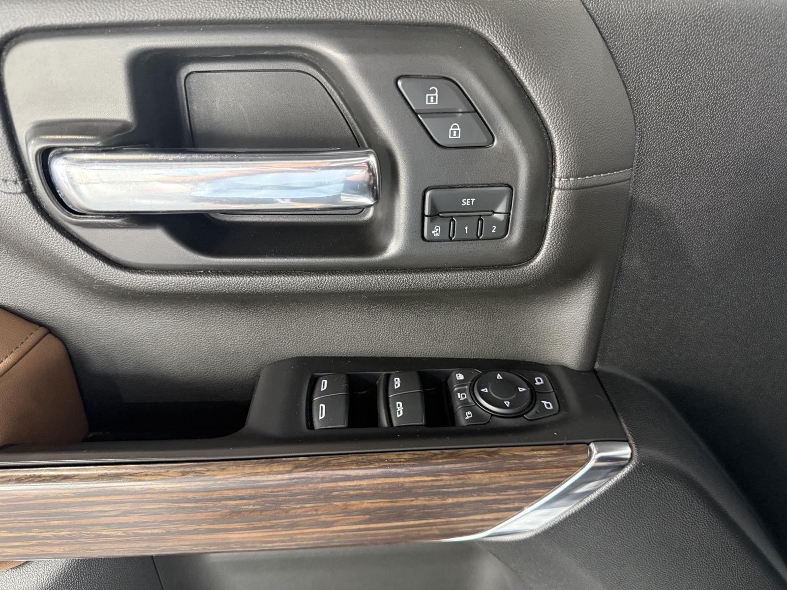 Vehicle photo 25