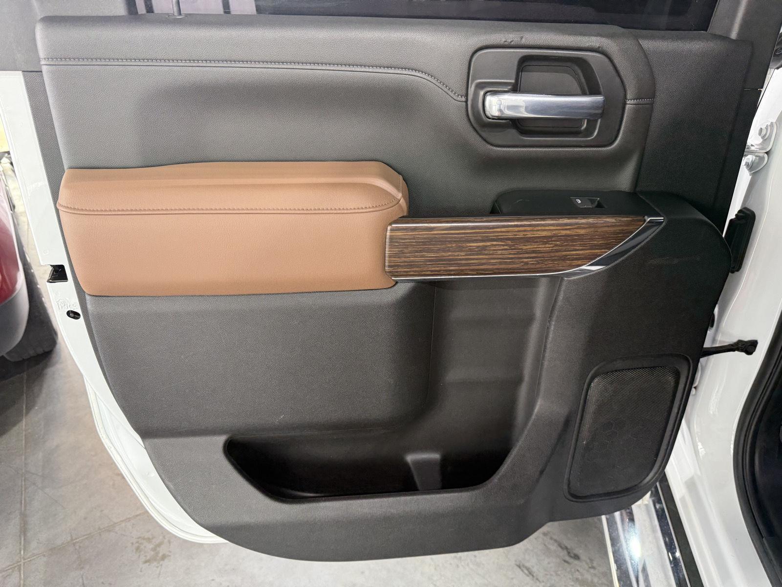 Vehicle photo 26