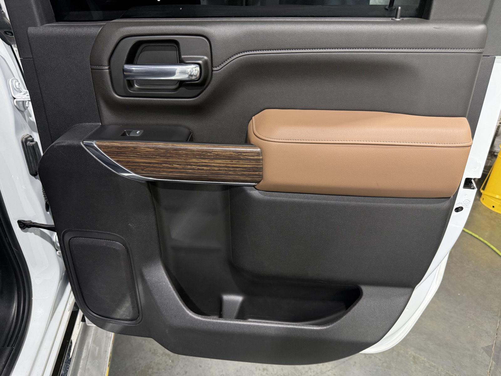 Vehicle photo 28