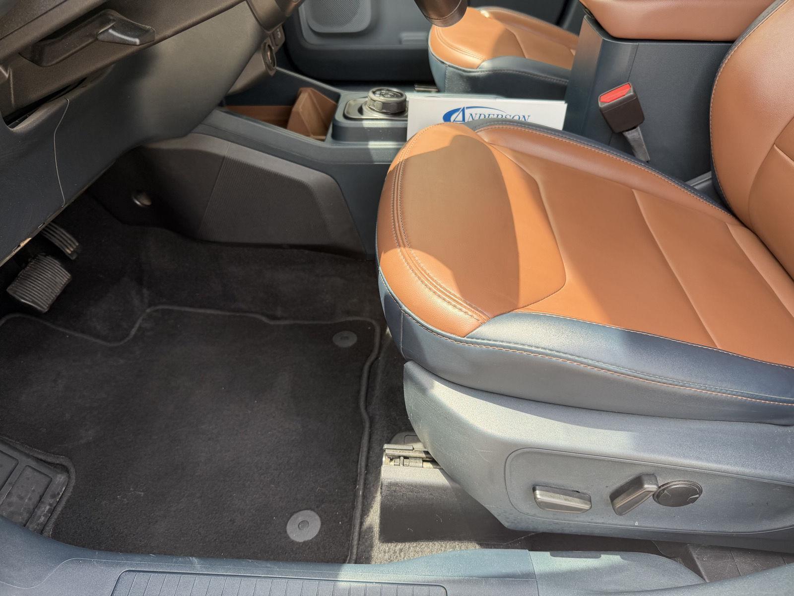 Vehicle photo 12