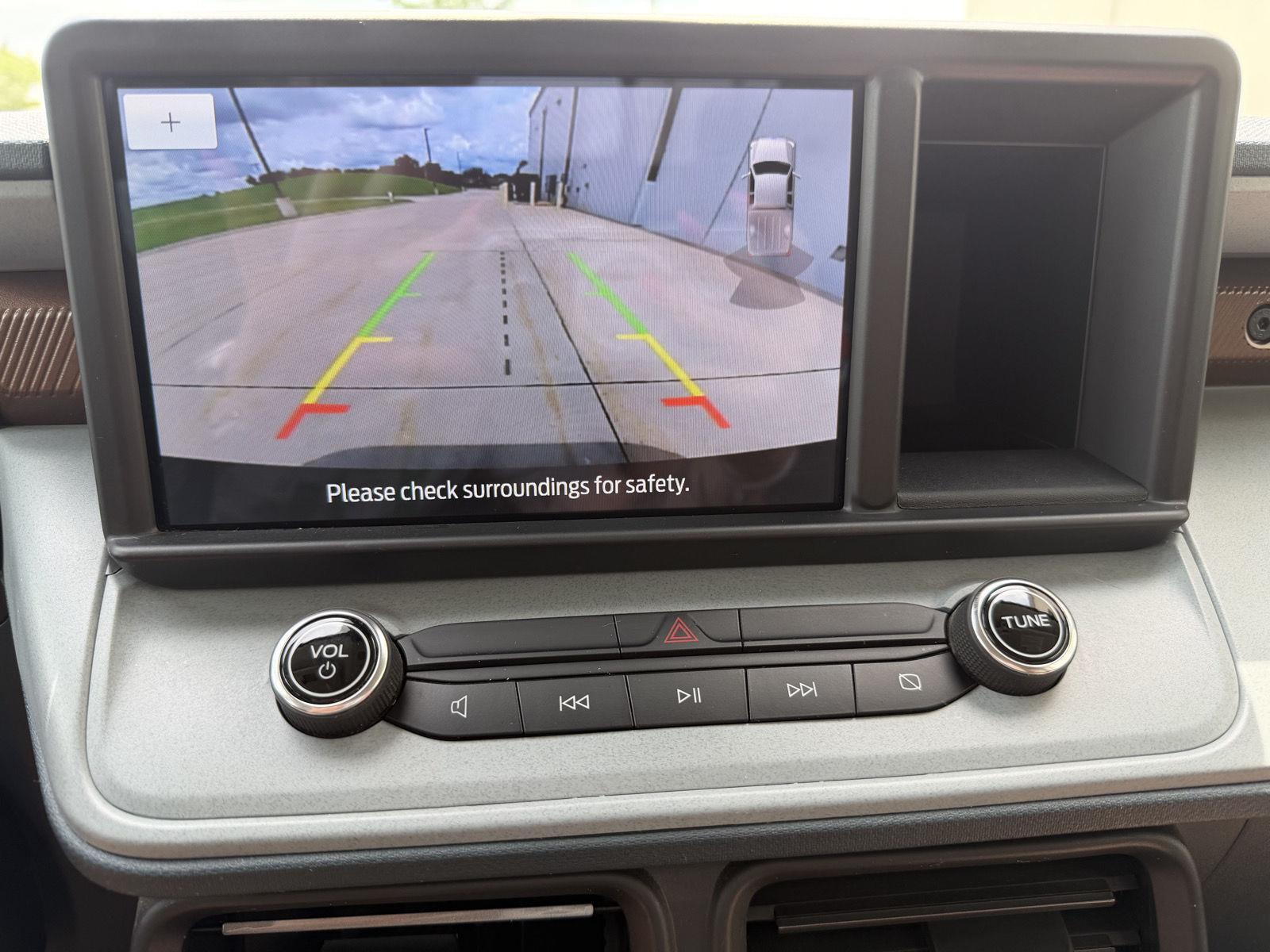 Vehicle photo 23