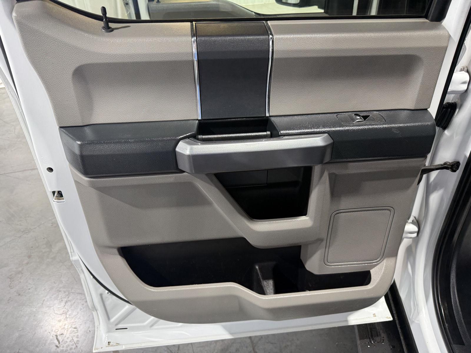 Vehicle photo 19