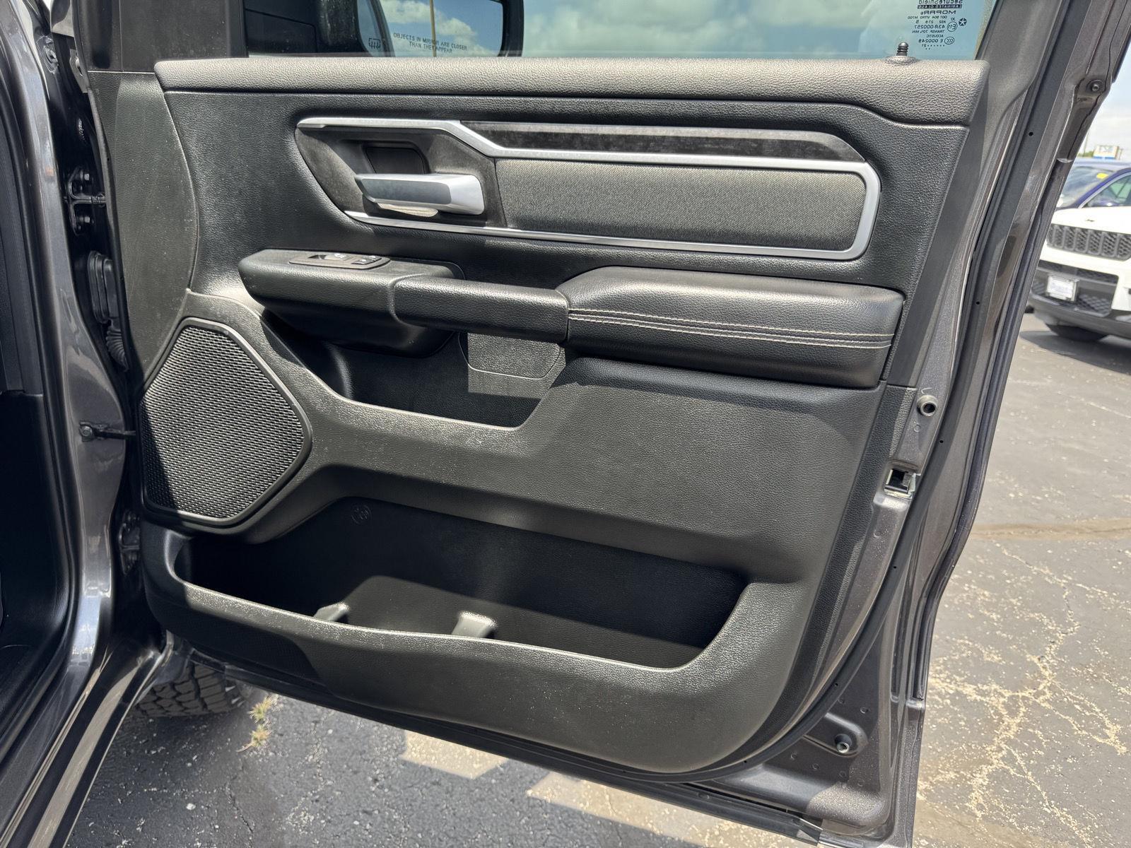 Vehicle photo 12