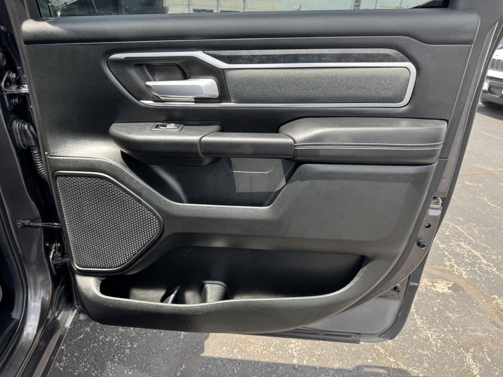 Vehicle photo 14