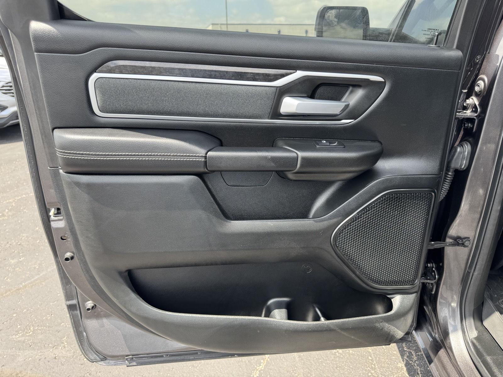 Vehicle photo 16