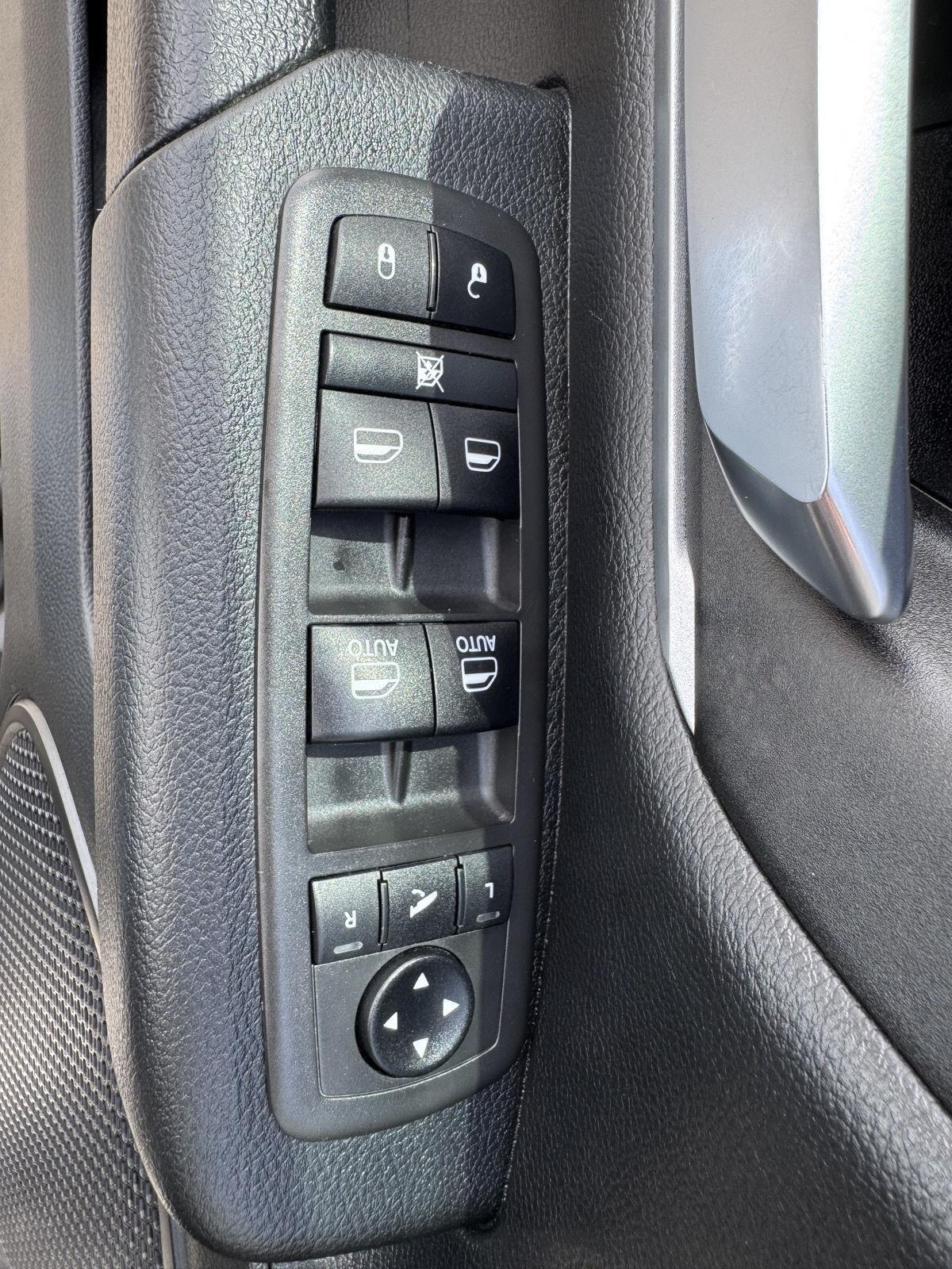 Vehicle photo 19