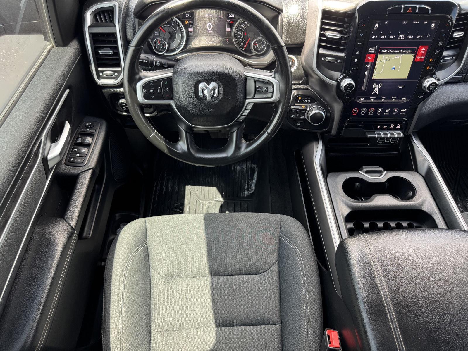 Vehicle photo 25