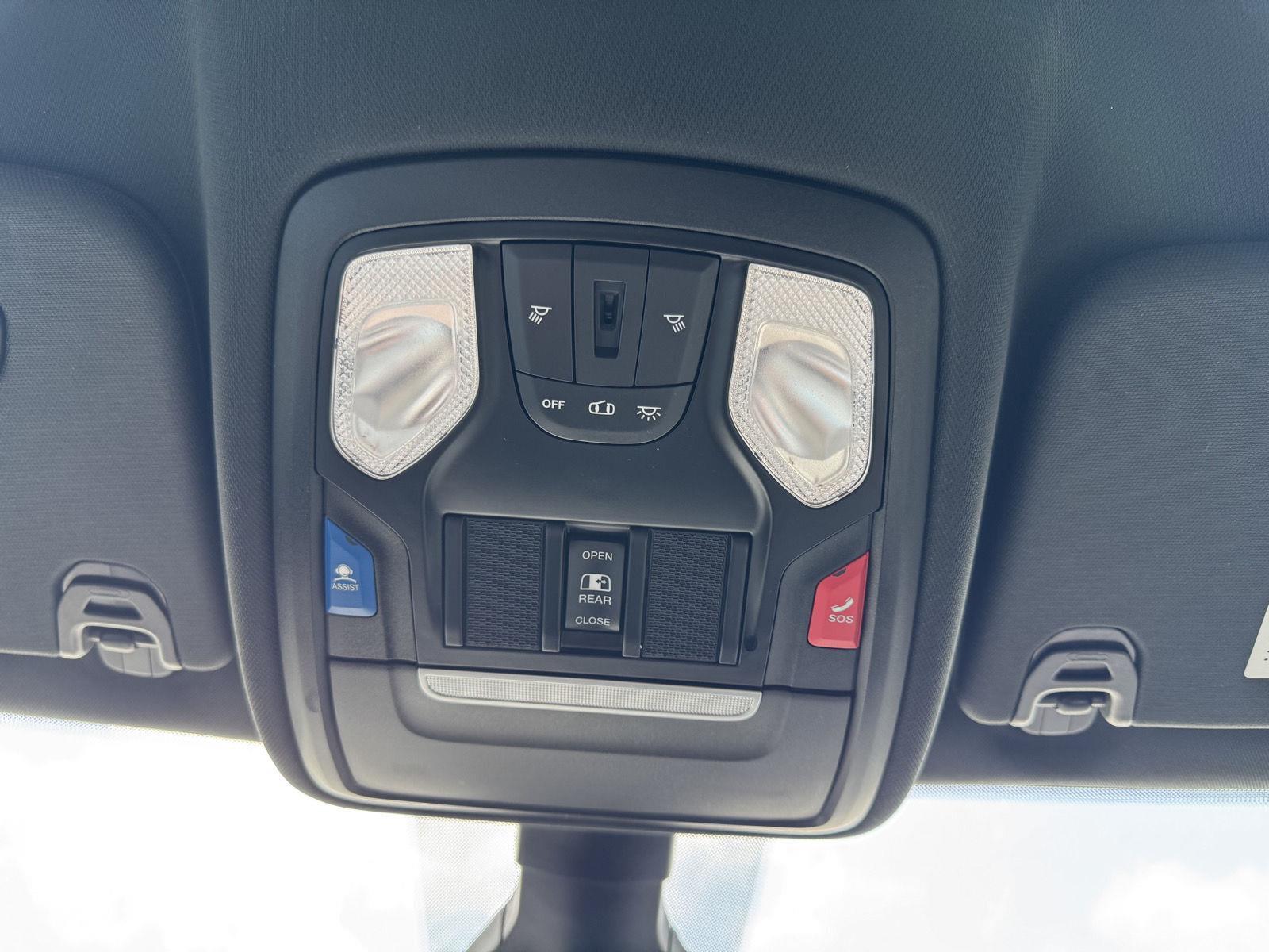 Vehicle photo 26