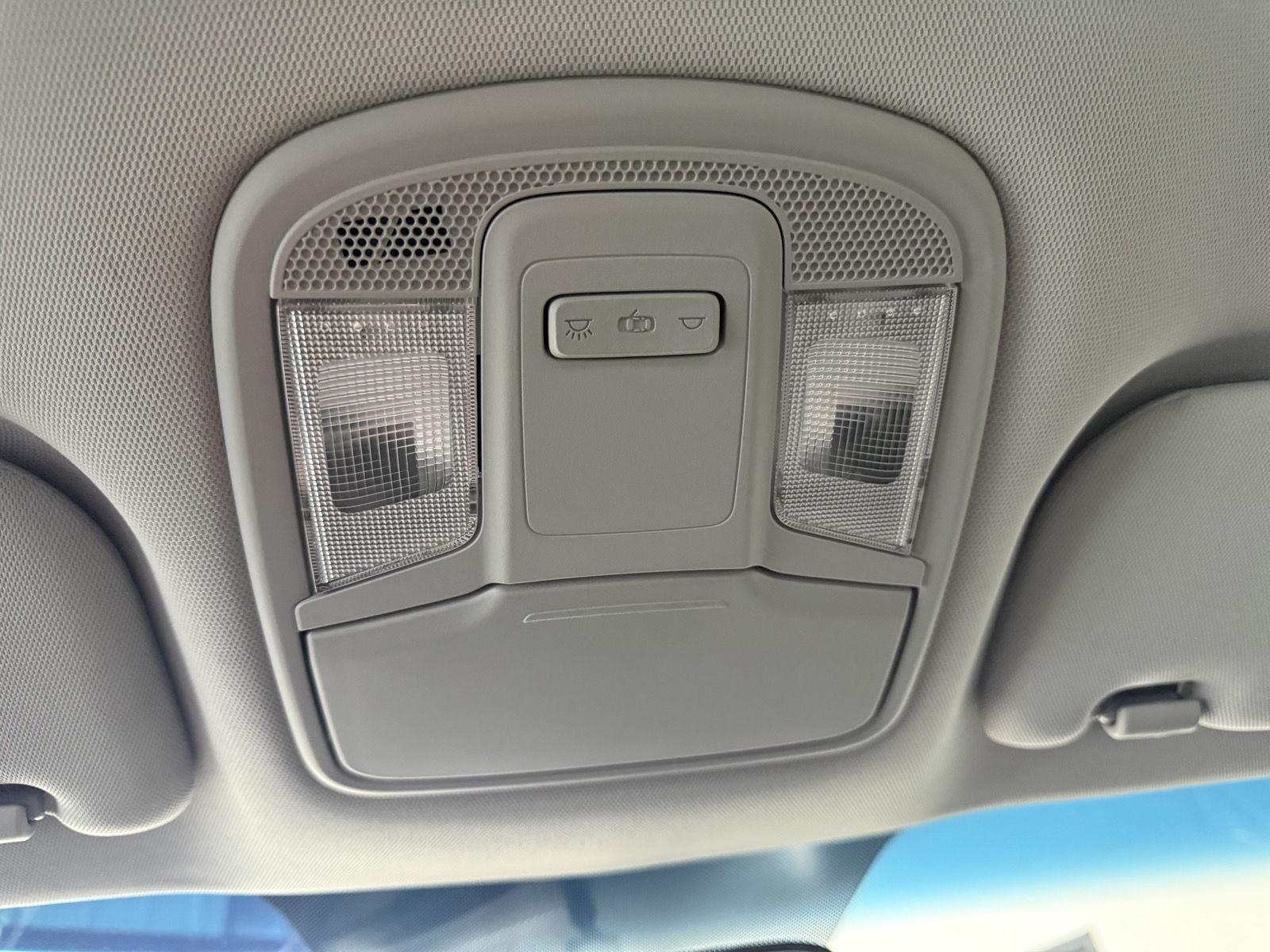 Vehicle photo 27