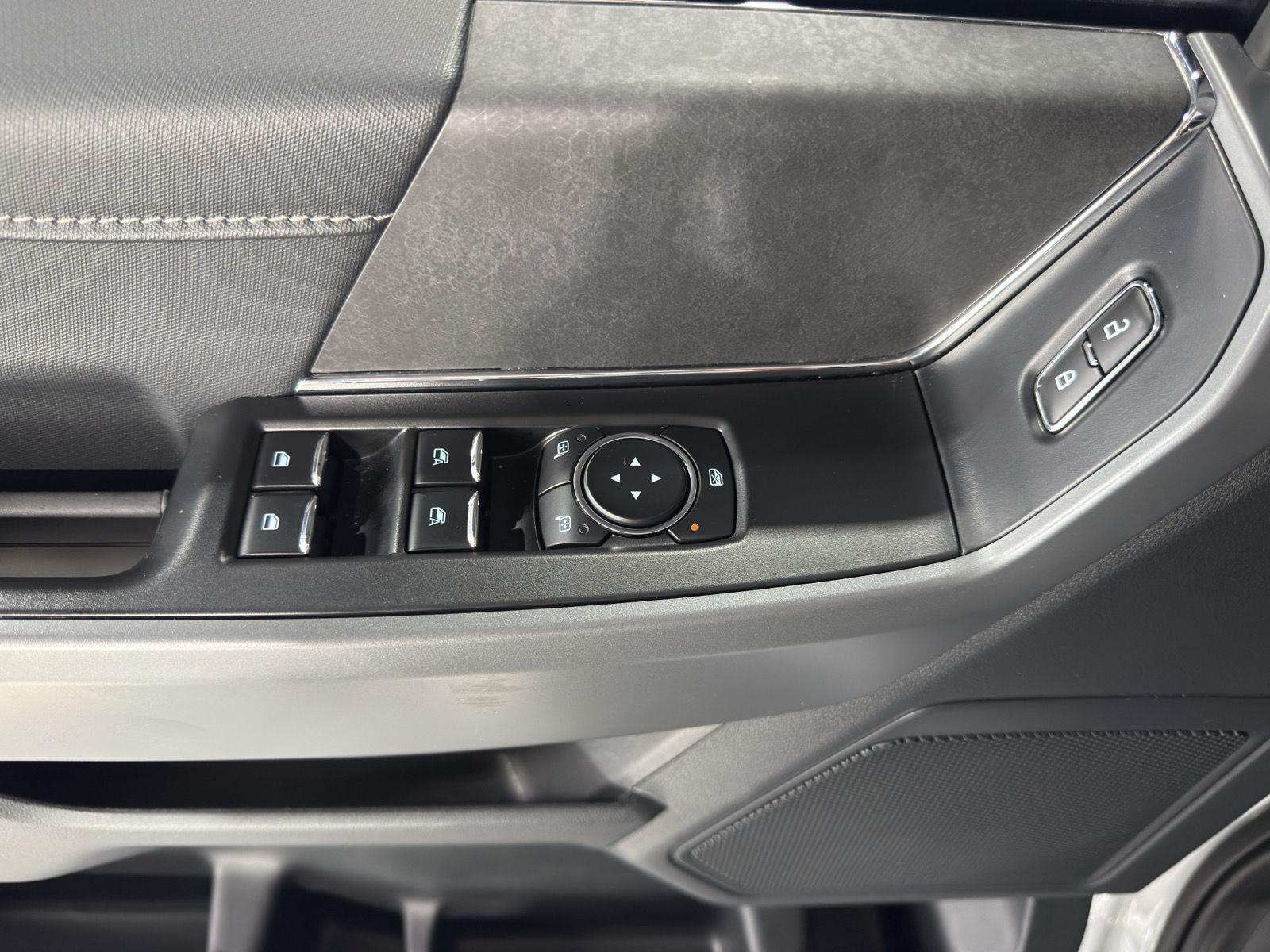 Vehicle photo 22