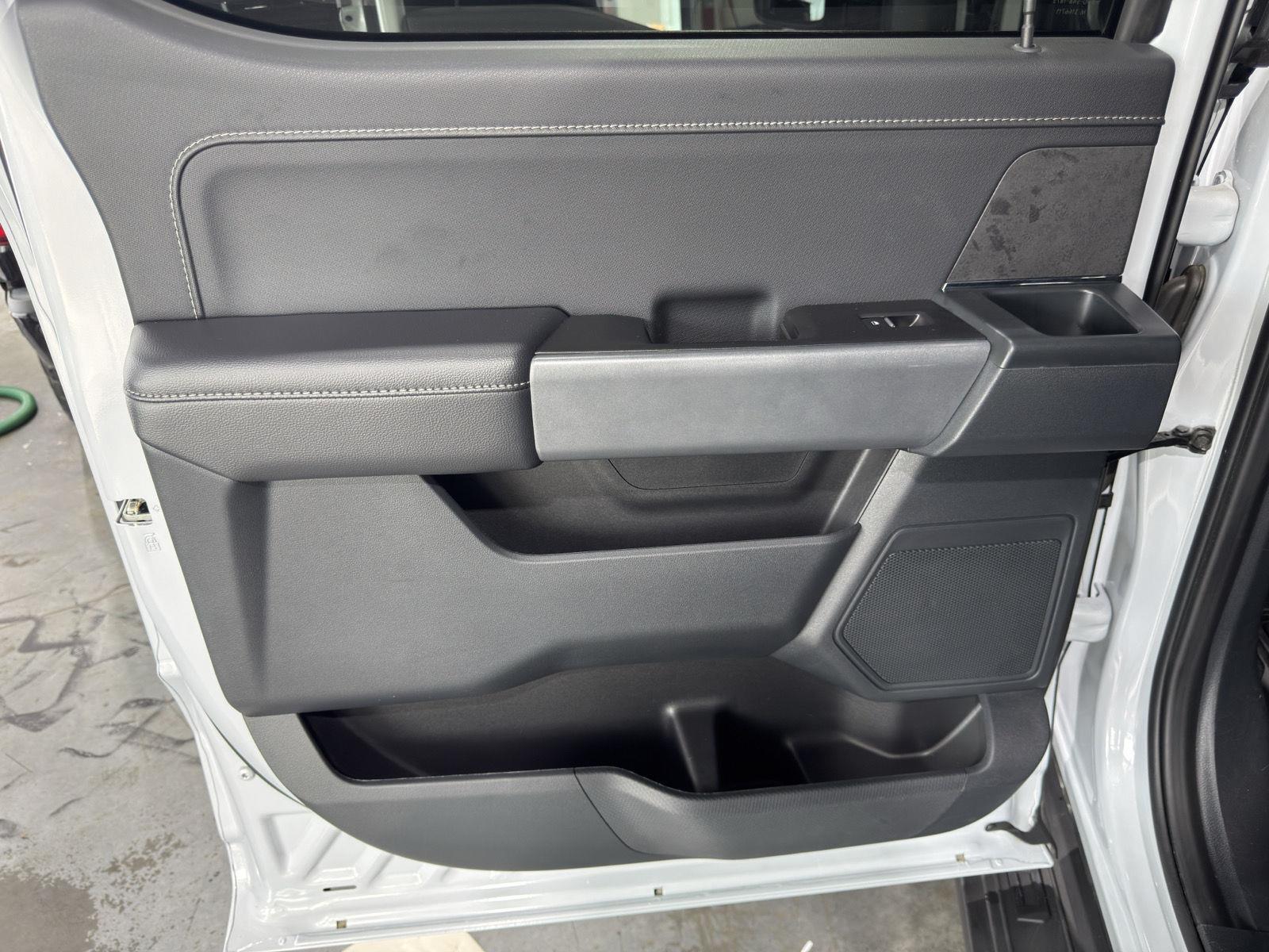 Vehicle photo 23