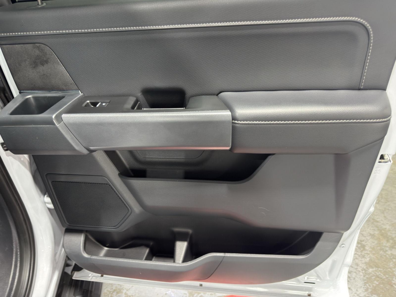 Vehicle photo 25