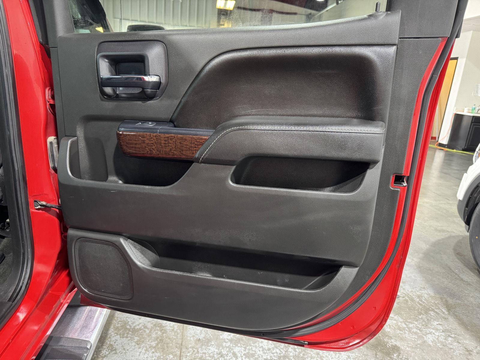 Vehicle photo 24