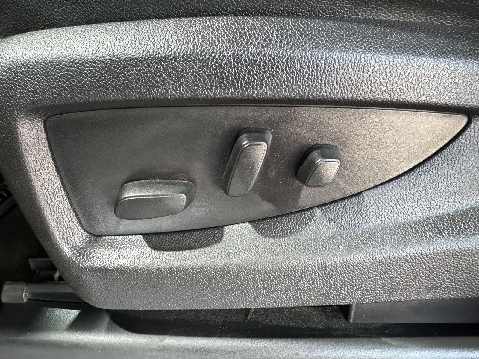 Vehicle photo 19