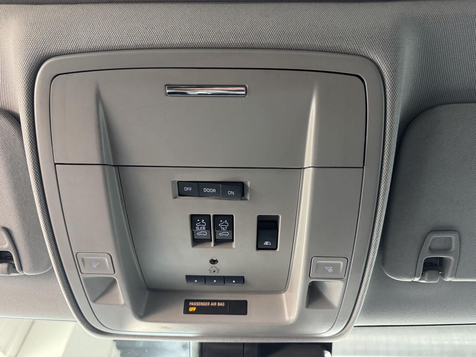 Vehicle photo 28