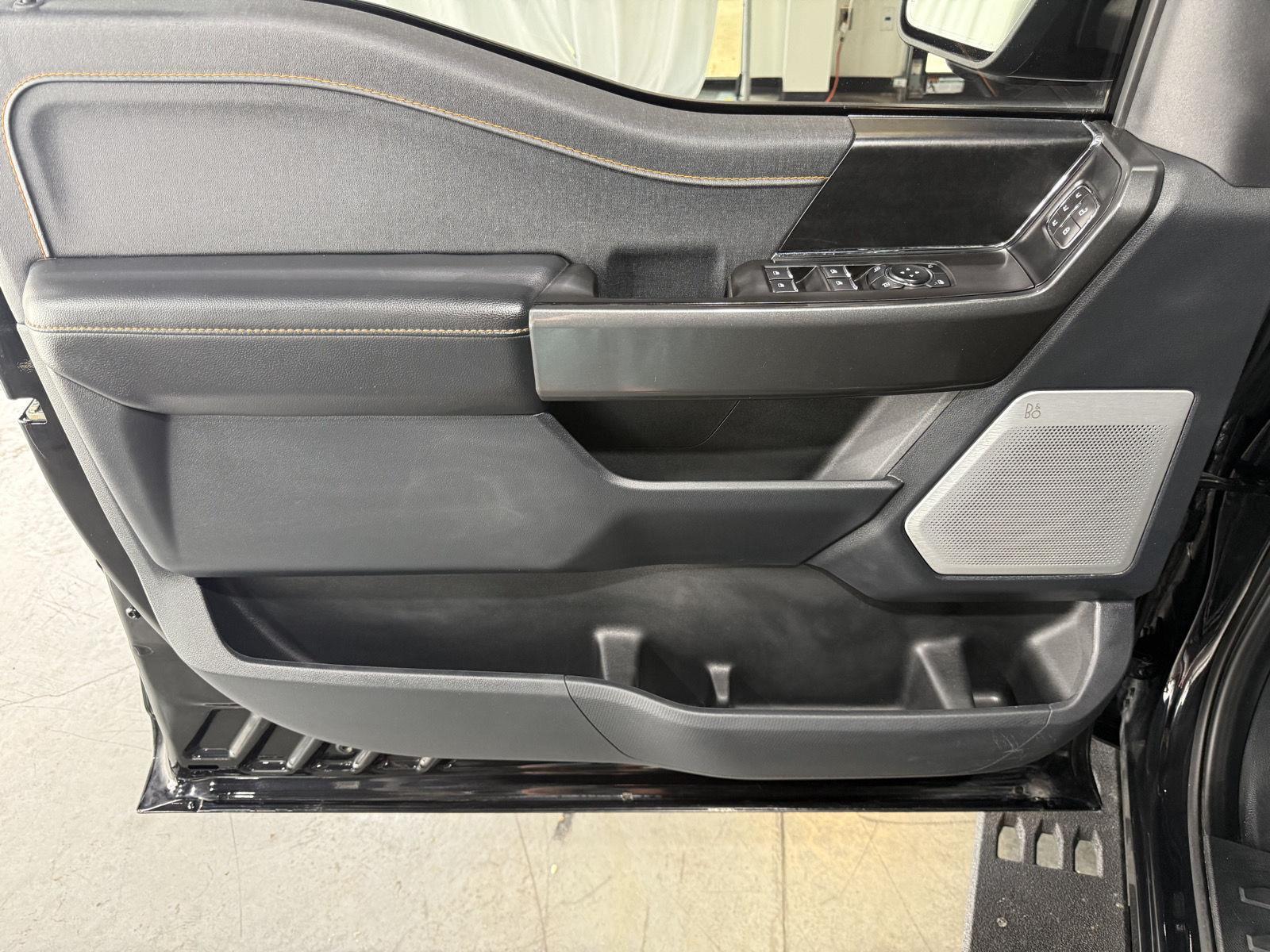 Vehicle photo 21