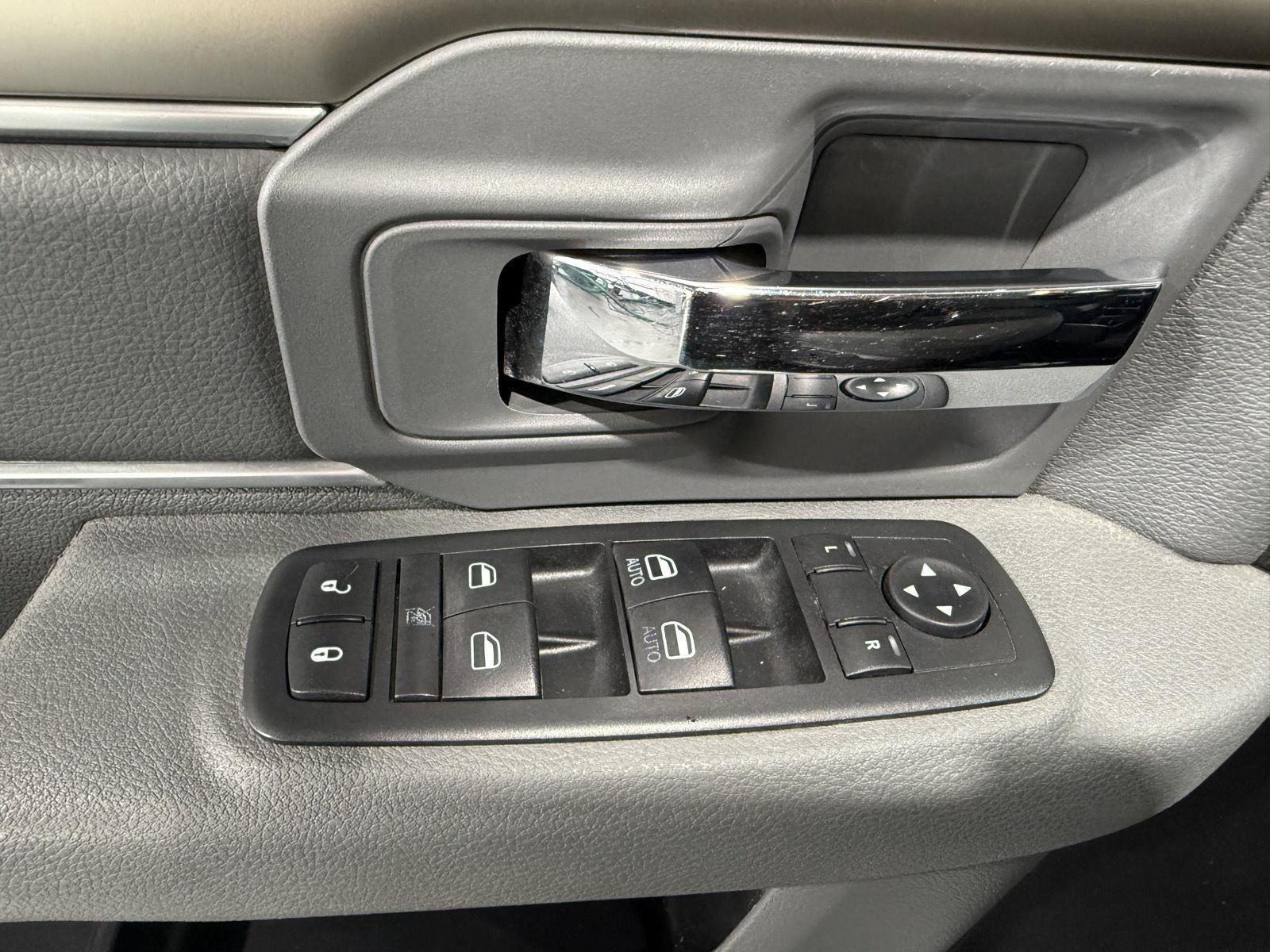 Vehicle photo 16