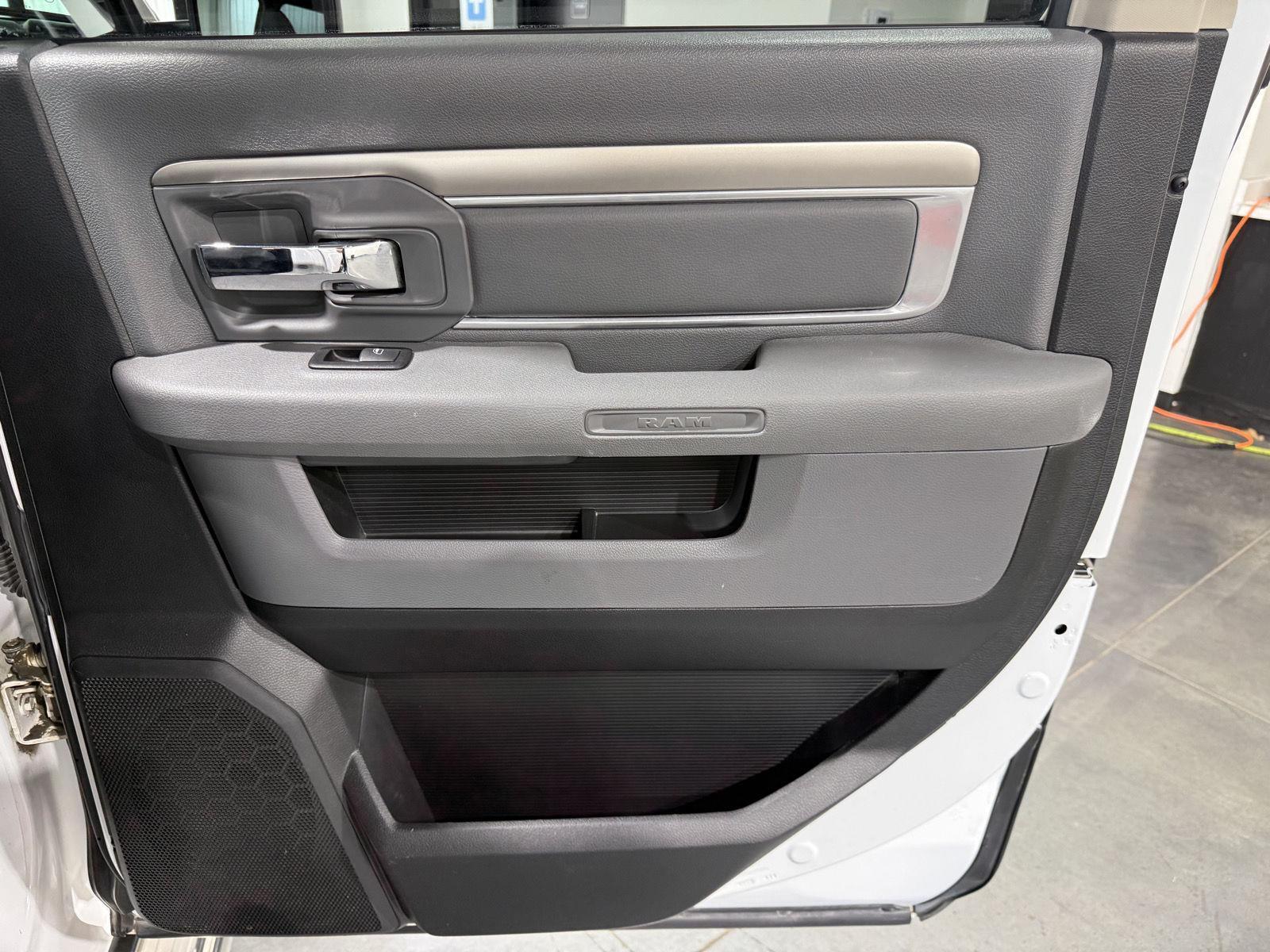 Vehicle photo 19