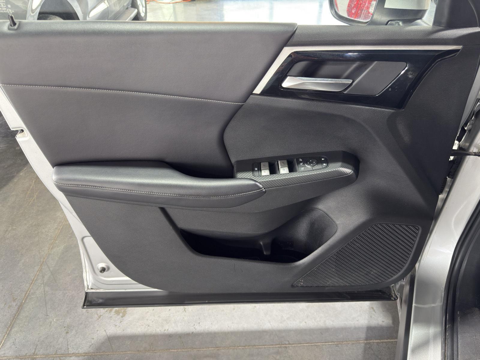 Vehicle photo 21