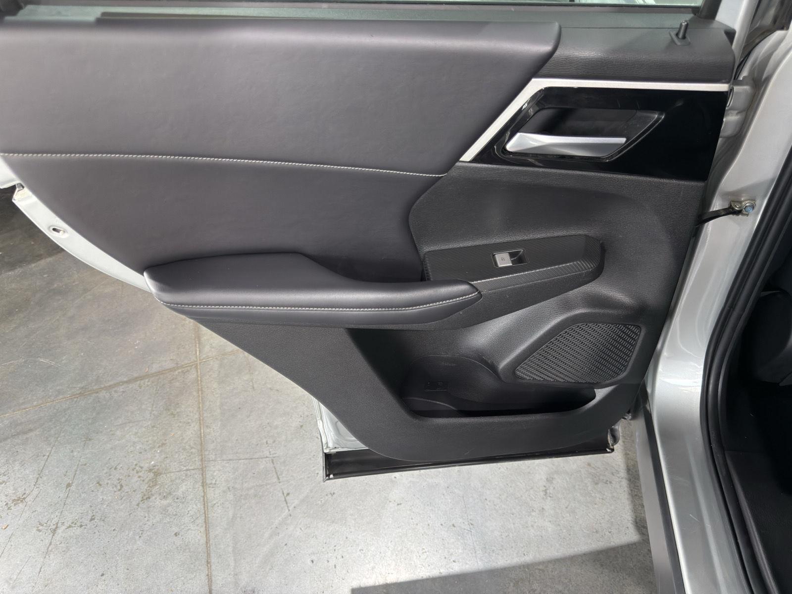 Vehicle photo 23