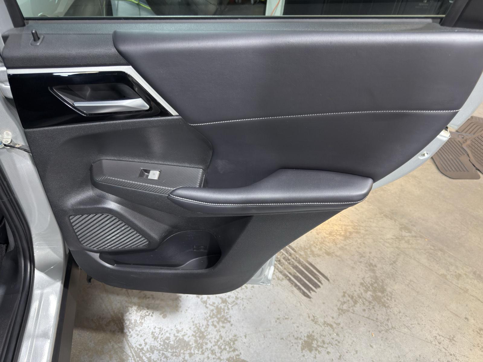 Vehicle photo 25