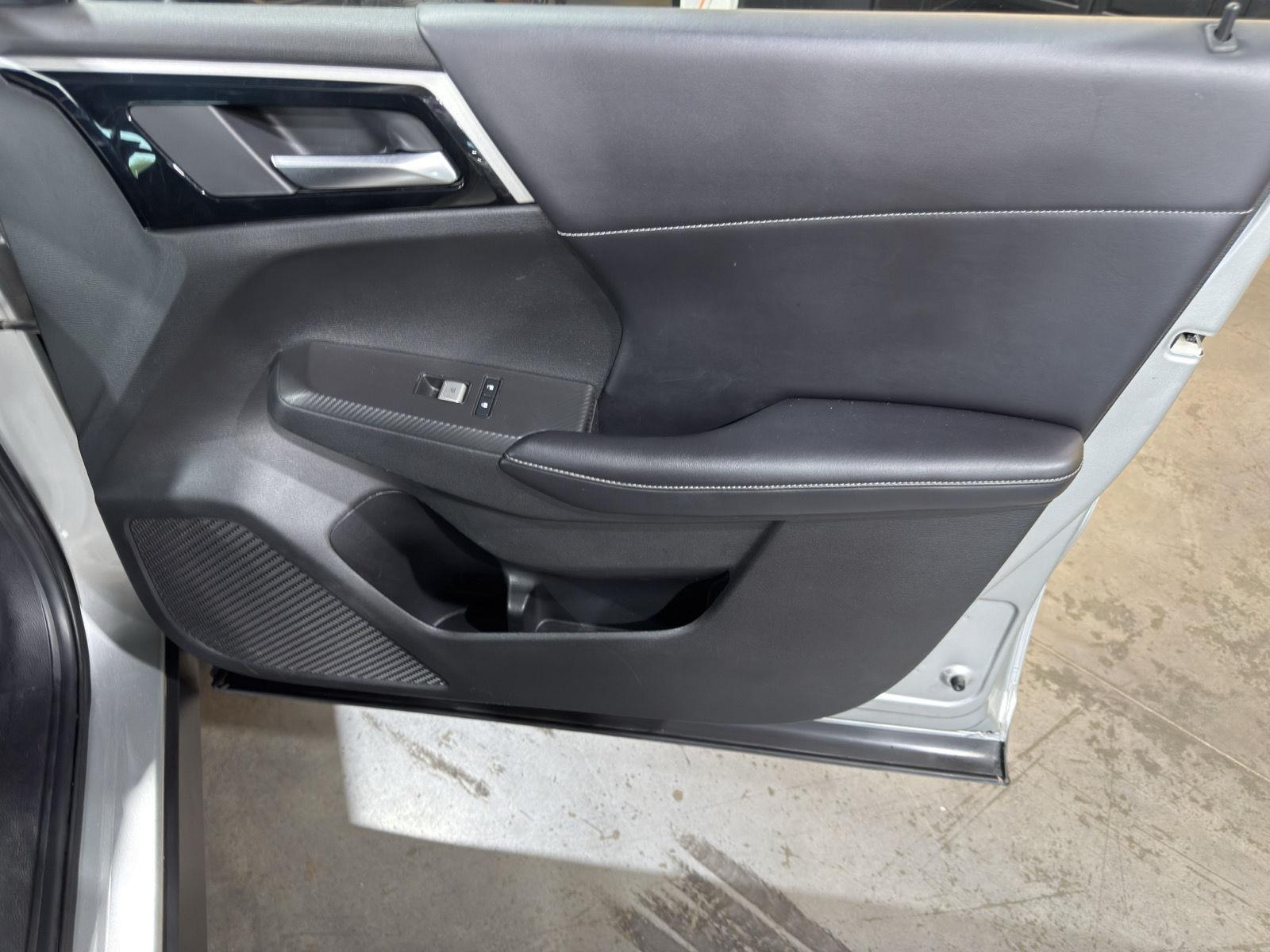 Vehicle photo 26
