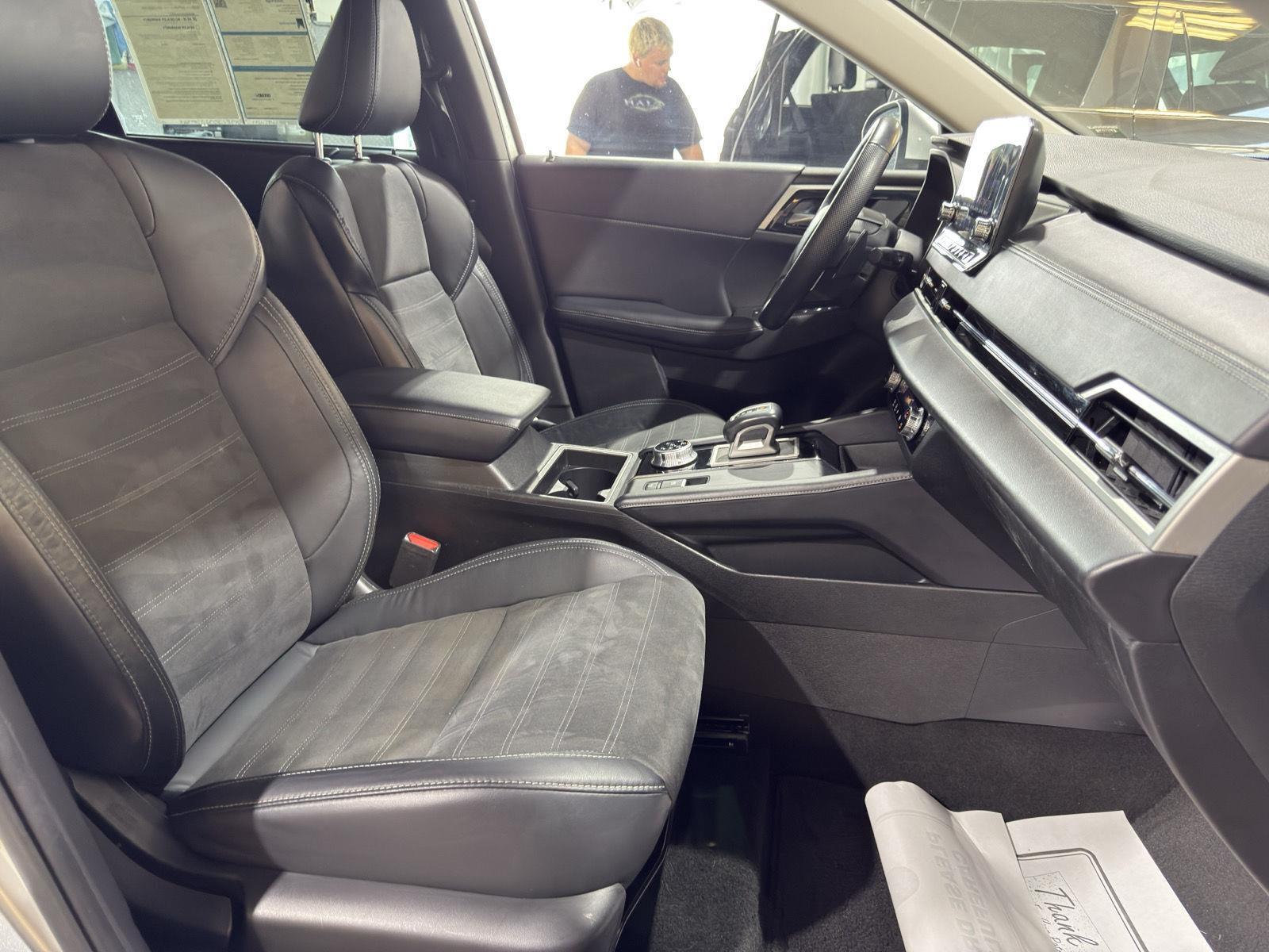 Vehicle photo 27