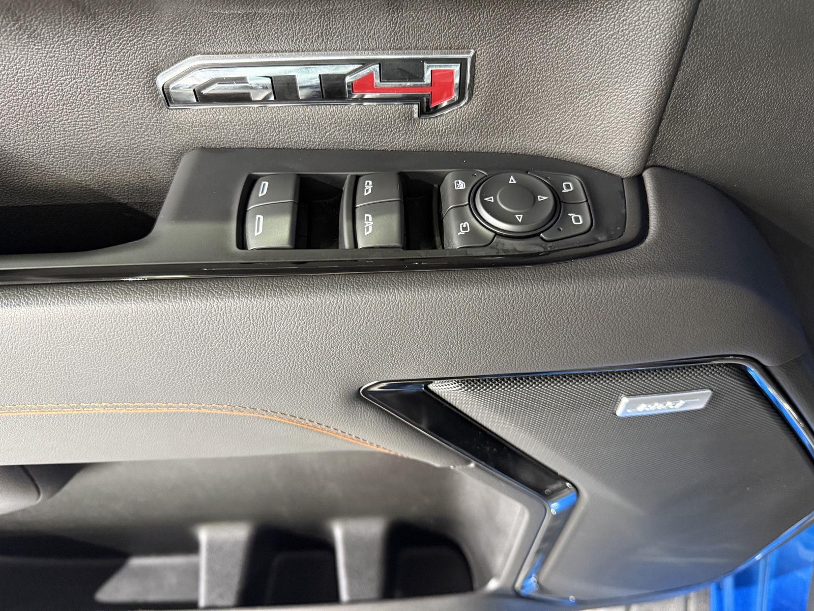 Vehicle photo 23