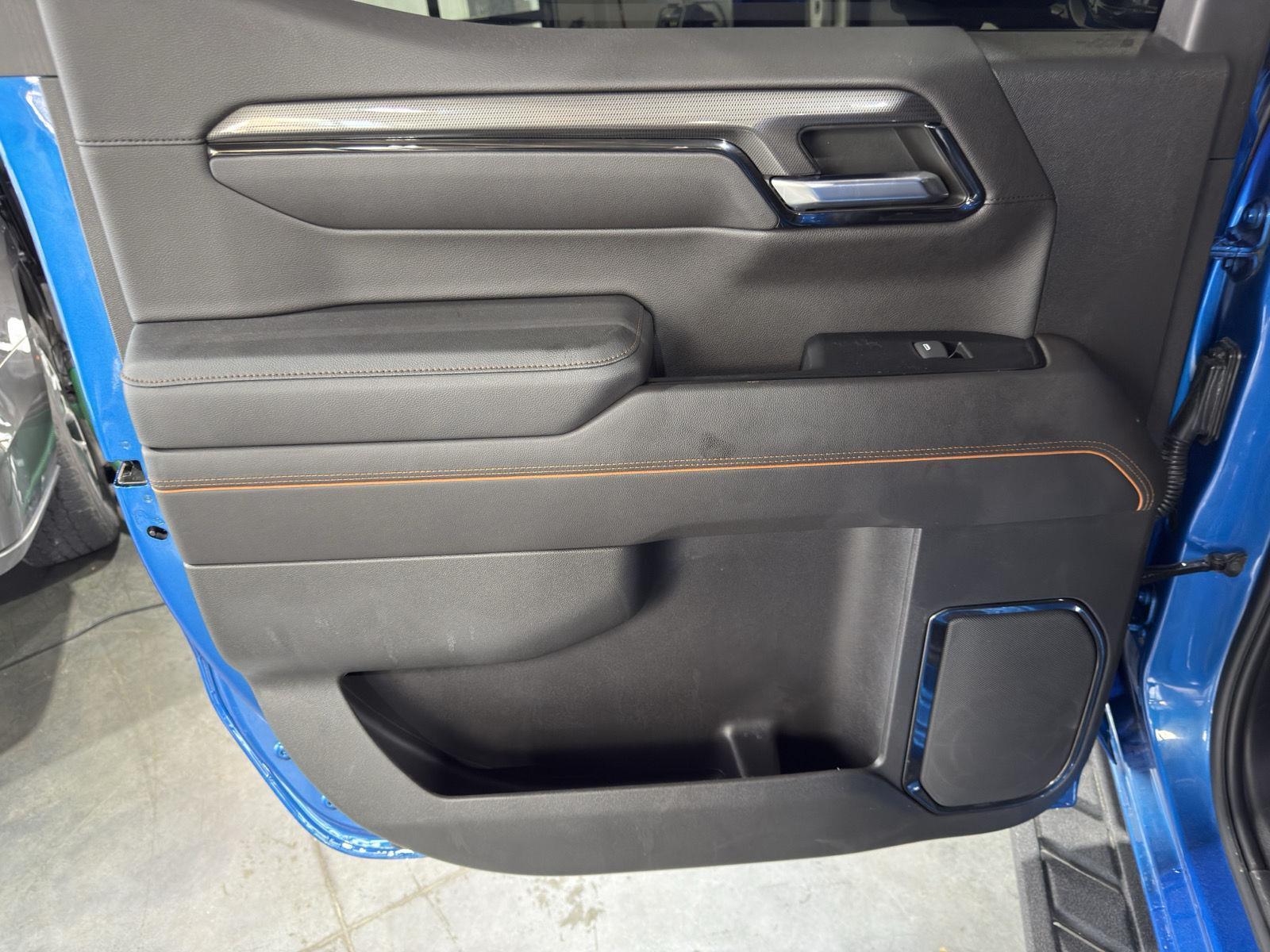 Vehicle photo 24