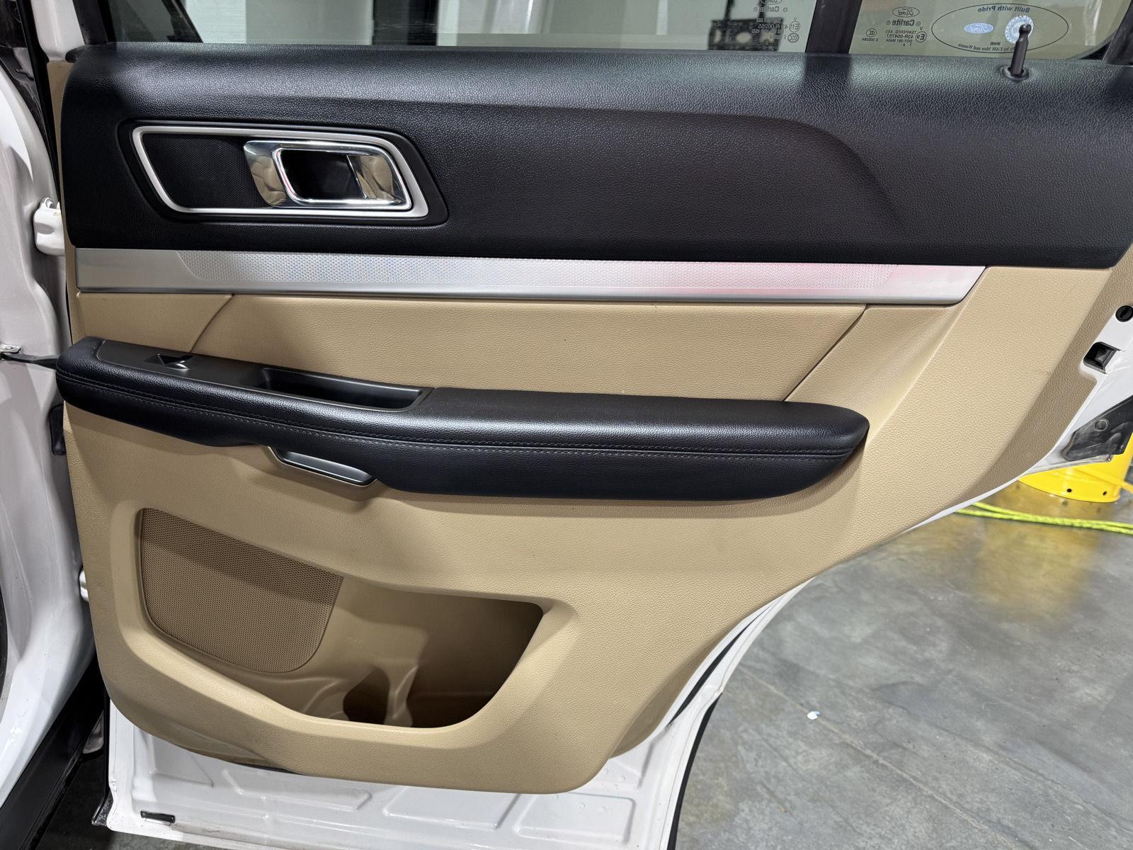 Vehicle photo 23