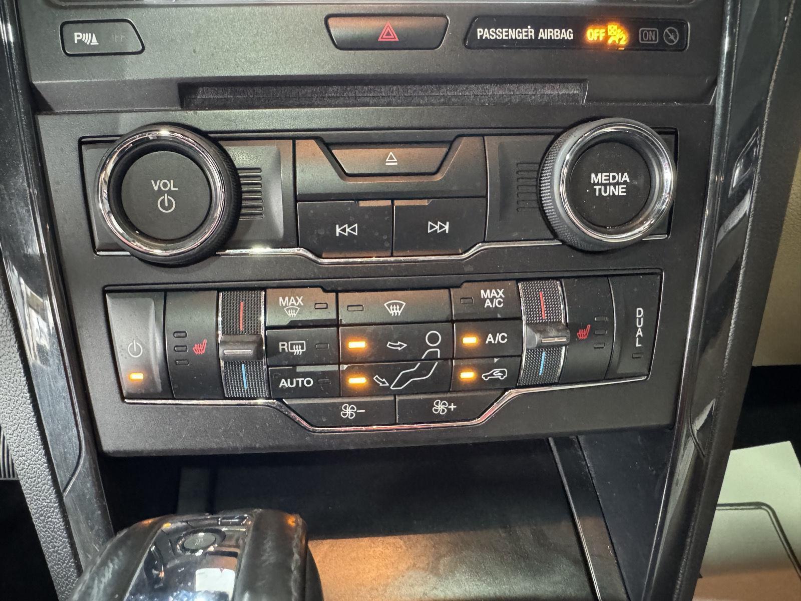 Vehicle photo 29