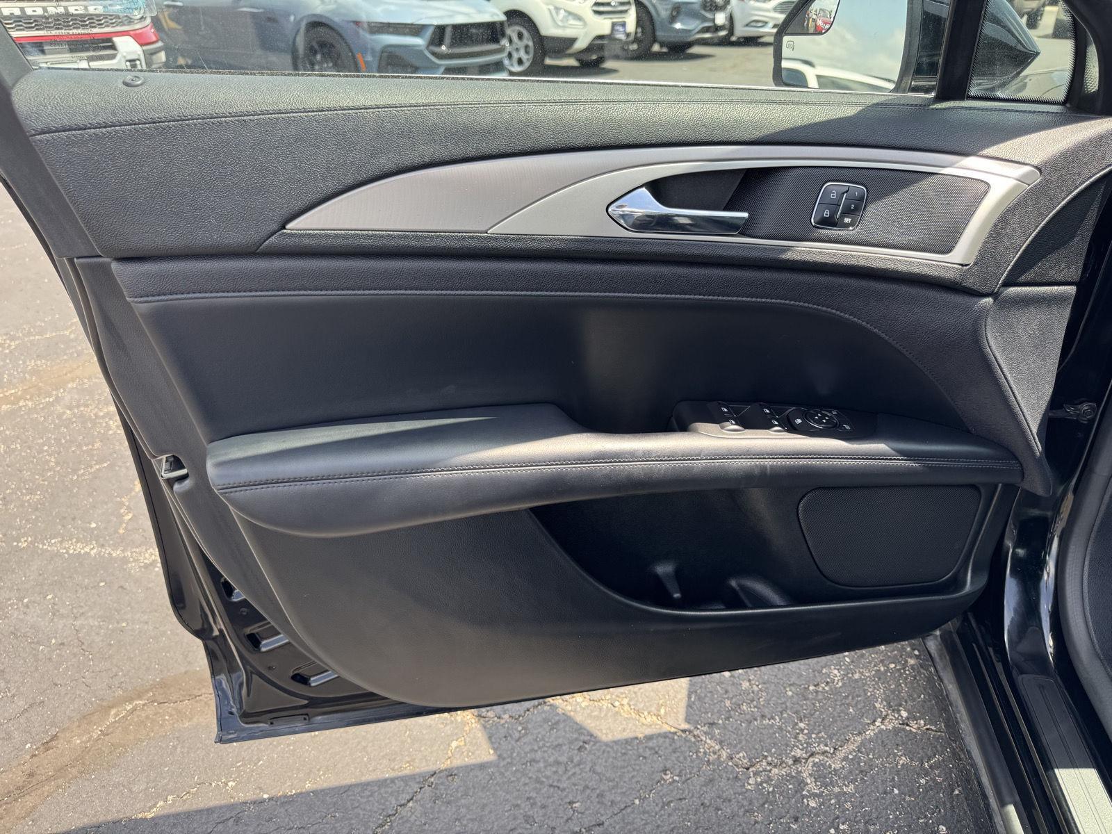 Vehicle photo 15
