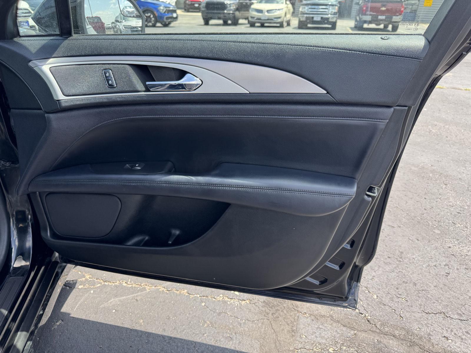 Vehicle photo 19