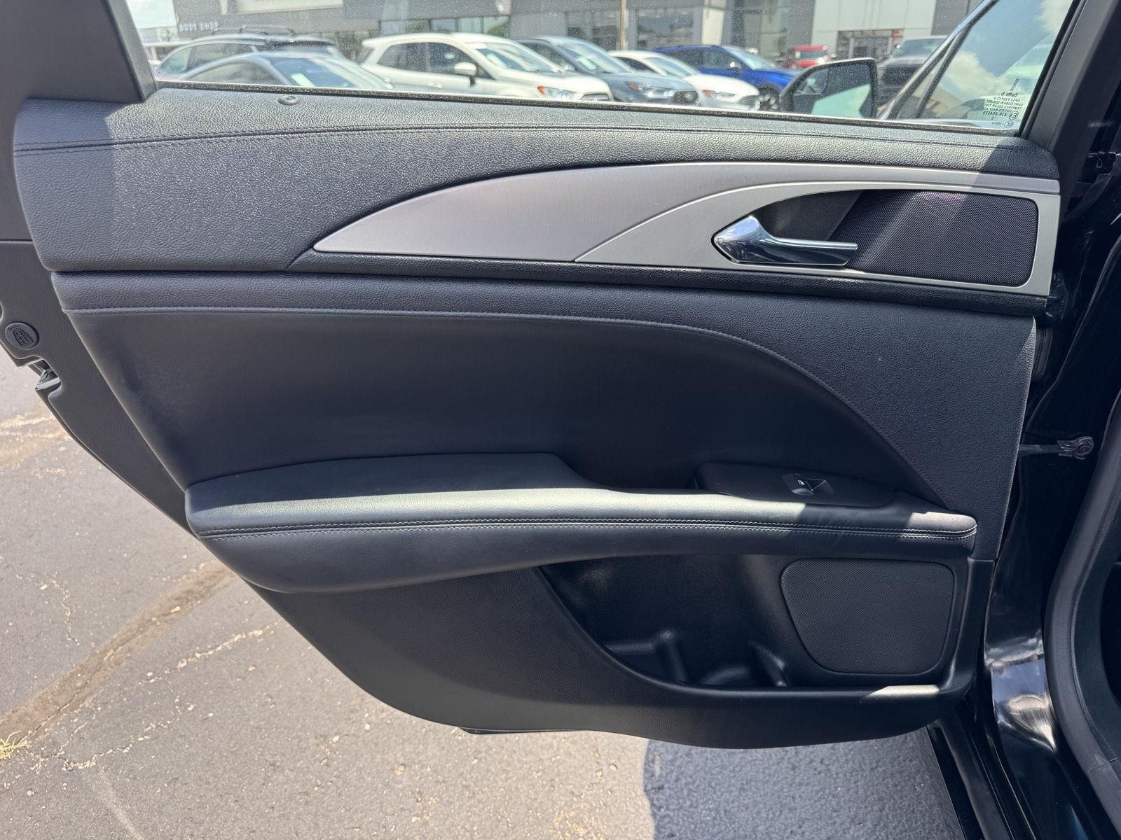 Vehicle photo 23