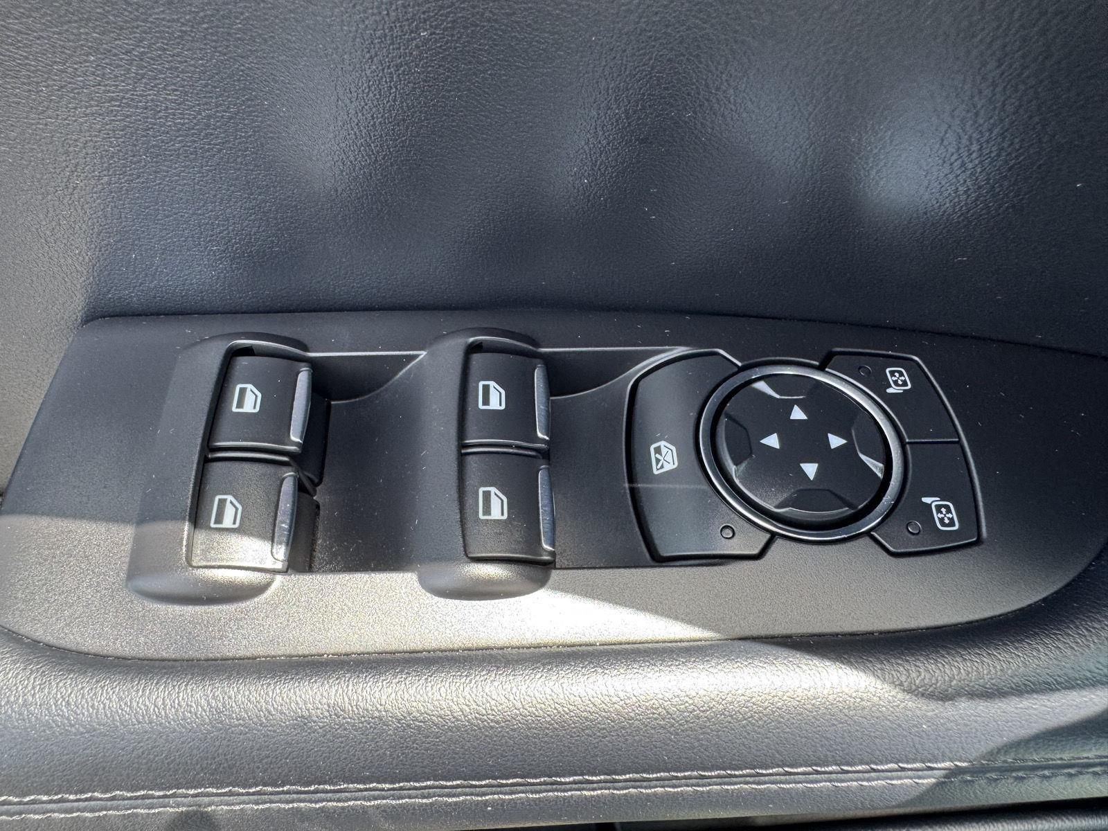 Vehicle photo 25