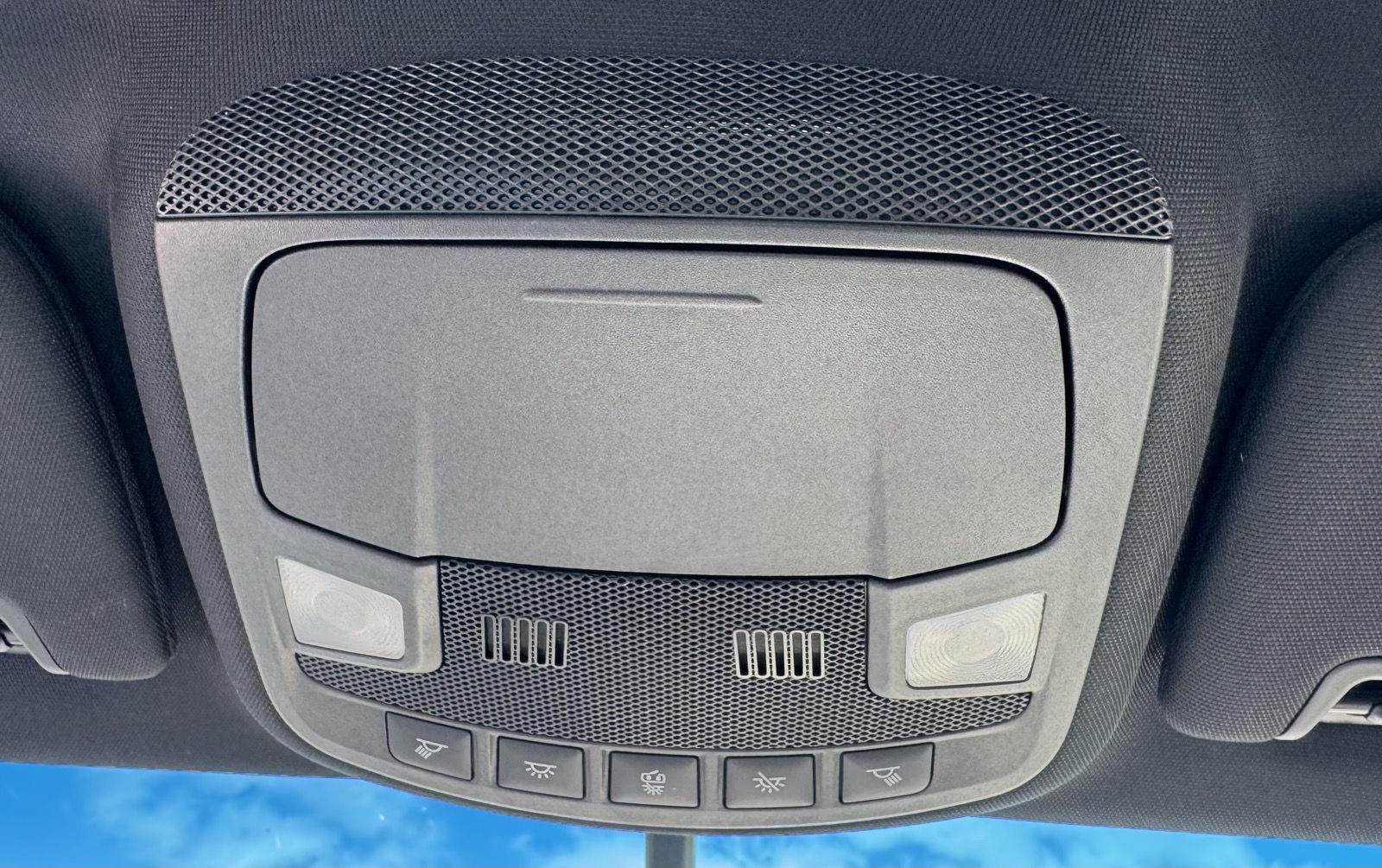 Vehicle photo 30