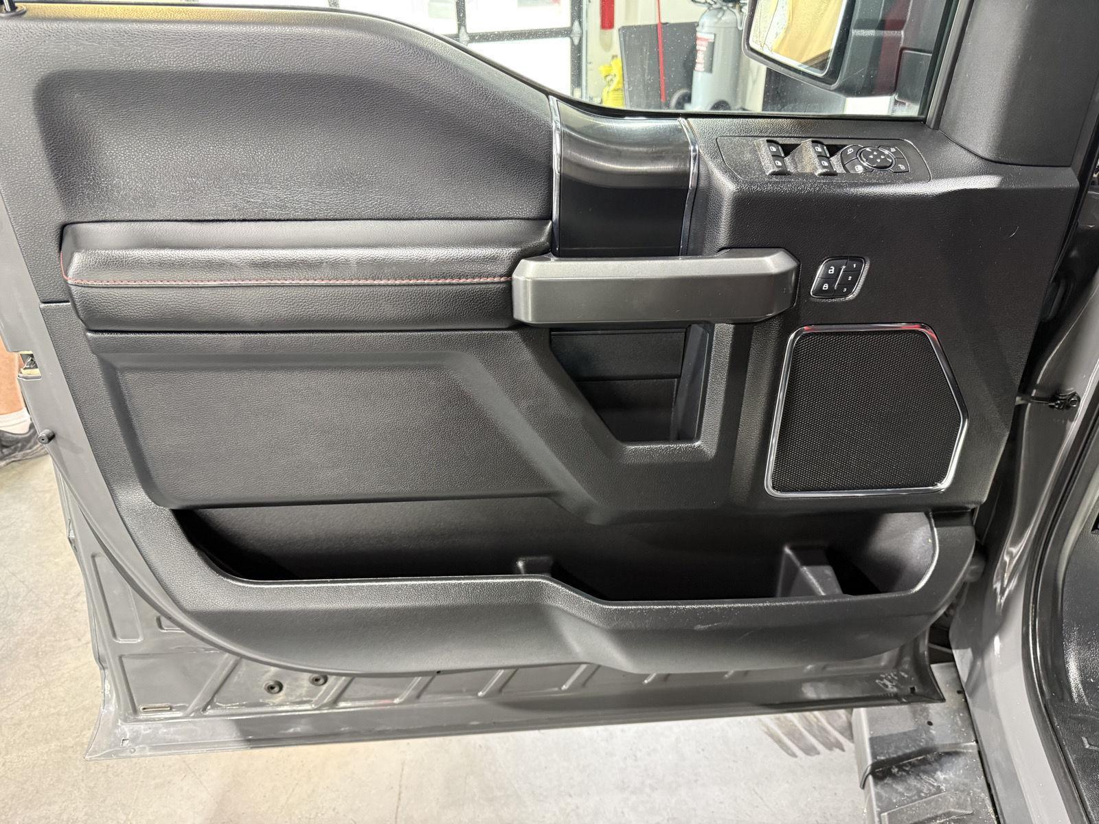 Vehicle photo 21
